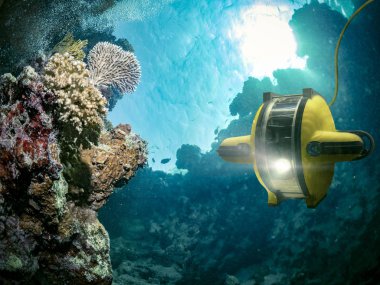Derin deniz sualtı robotu araştırıyor - Bu görüntü gösteren bir örnek bulunmaktadır