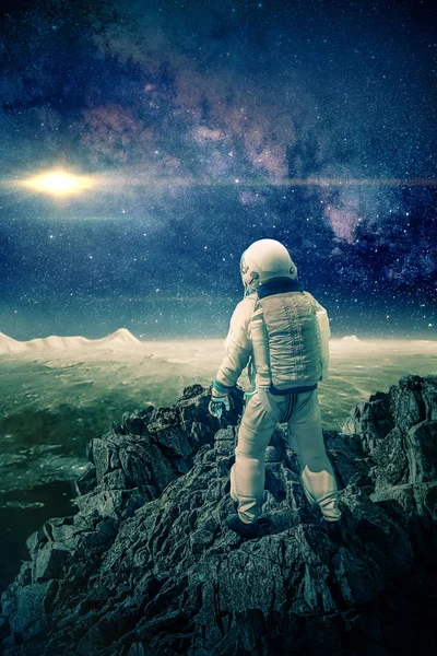 Astronauta sube a la montaña en la luna-3D-Ilustración , , —  Fotos de Stock