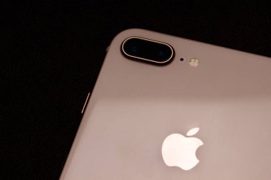 Saint-Petersburg-18 Ağustos 2020: iPhone 8 + Gold akıllı telefonunun ön ve arka görüntüsü. Siyah arkaplanda iPhone