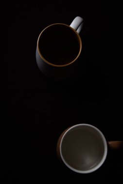 Siyah arka planda büyük bir fincan çay. Güzel fincanlar.