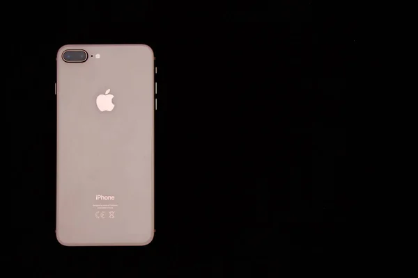 Saint-Petersburg-18 Ağustos 2020: iPhone 8 + Gold akıllı telefonunun ön ve arka görüntüsü. Siyah arkaplanda iPhone
