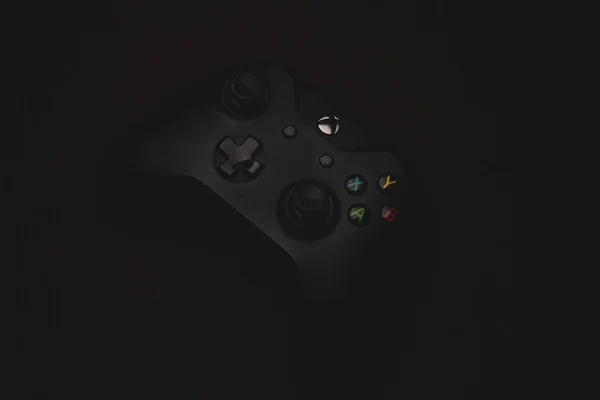 サンクトペテルブルク 2020年8月18日 黒を背景にしたゲーム機用ジョイスティック ジョイスティックでゲーム機 ホームビデオゲームコンソール — ストック写真