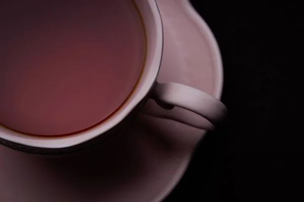 Keramische Teetasse Auf Schwarzem Hintergrund Vorhanden Rosa Tasse Mit Schwarzem — Stockfoto