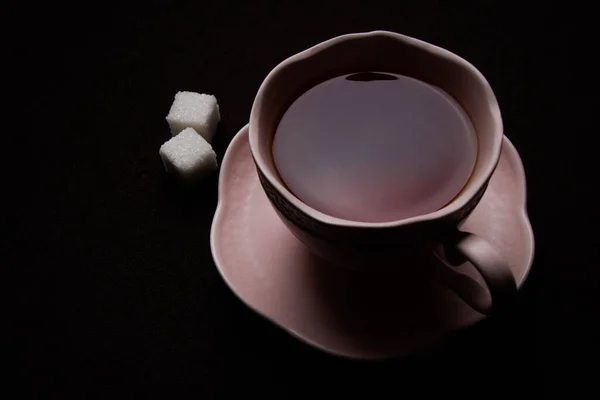 Taça Chá Cerâmica Fundo Preto Xícara Rosa Com Chá Preto — Fotografia de Stock