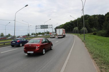 Şehrin dışındaki fotoğraf taşıma otoyolu.