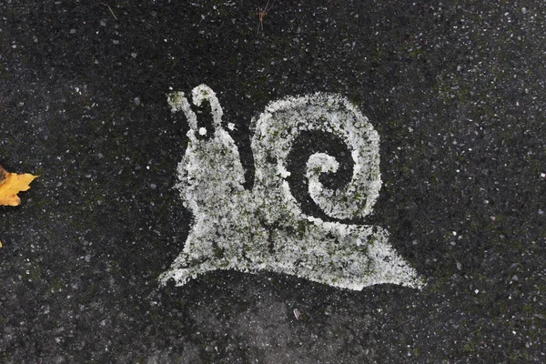 歩道に描かれたカタツムリのイメージ — ストック写真