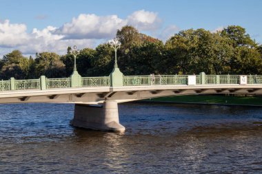Fotoğraf nehrin üzerinde yükseliyor.