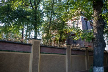 Eski bir binanın fotoğrafları bir ağaç zeminine karşı.