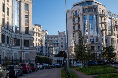 Akşamları apartmanlı şehir fotoğrafı.