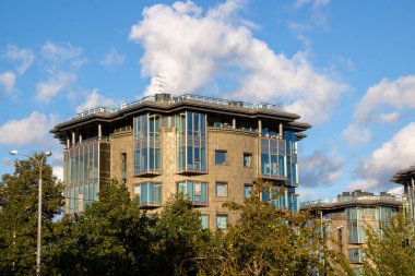 Akşamları apartmanlı şehir fotoğrafı.