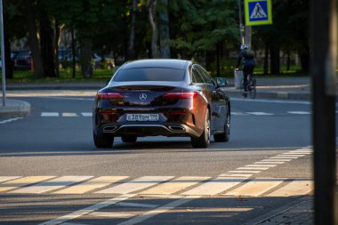 Rusya, St. Petersburg-21 Eylül 2020: Yolda geçen pahalı bir arabanın fotoğrafı