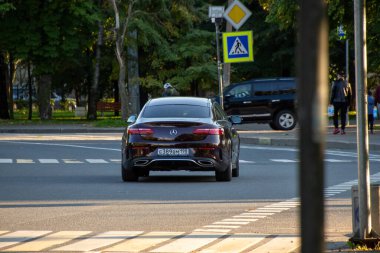 Rusya, St. Petersburg-21 Eylül 2020: Yolda geçen pahalı bir arabanın fotoğrafı