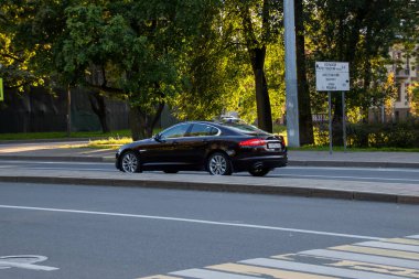 Rusya, St. Petersburg-21 Eylül 2020: Yolda geçen pahalı bir arabanın fotoğrafı
