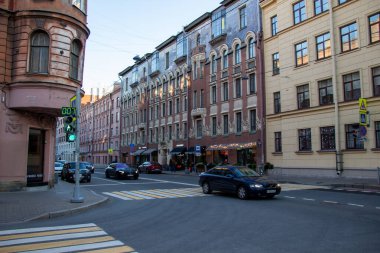 Rusya, St. Petersburg-21 Eylül 2020: Apartman binalarıyla çekilmiş şehir fotoğrafı