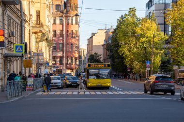 Rusya, St. Petersburg-21 Eylül 2020: Ulaşımlı şehir fotoğrafları, evler ve akşam saatlerinde insanlar