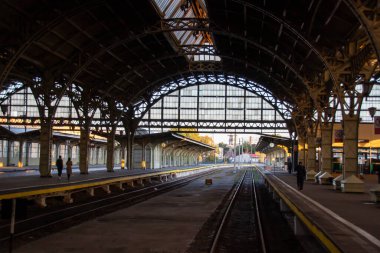 Akşam saatlerinde, boş tren istasyonunun atmosferik fotoğrafı.