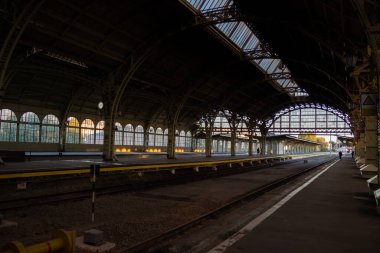 Akşam saatlerinde, boş tren istasyonunun atmosferik fotoğrafı.