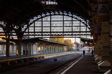Akşam saatlerinde, boş tren istasyonunun atmosferik fotoğrafı.