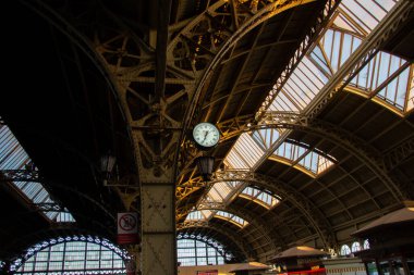 Akşam saatlerinde, boş tren istasyonunun atmosferik fotoğrafı.