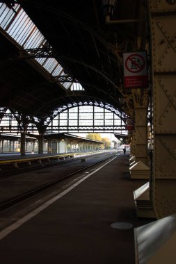 Akşam saatlerinde, boş tren istasyonunun atmosferik fotoğrafı.
