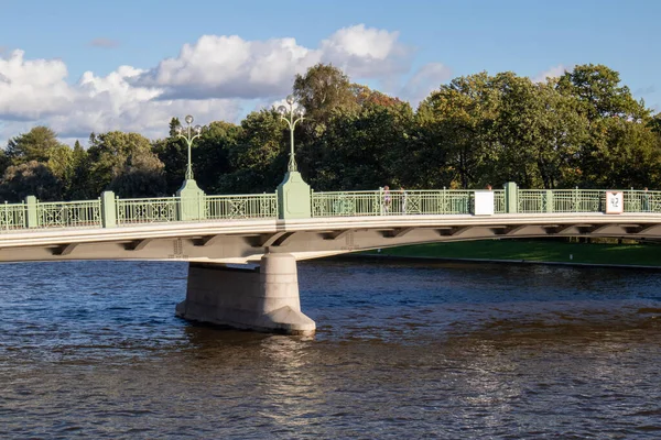 Fotoğraf nehrin üzerinde yükseliyor.