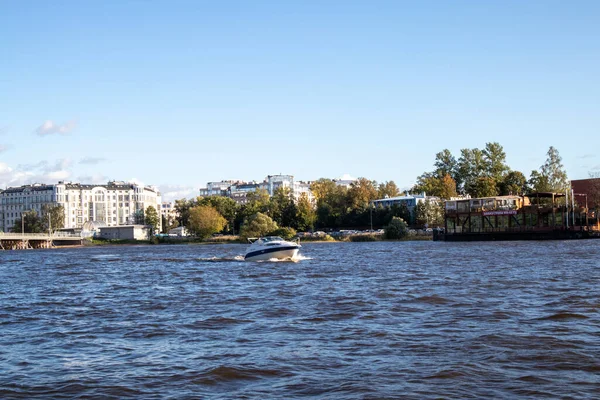 Photos City River Boat Sunny Weather — Stock Photo, Image