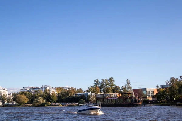 Photos City River Boat Sunny Weather — Stock Photo, Image