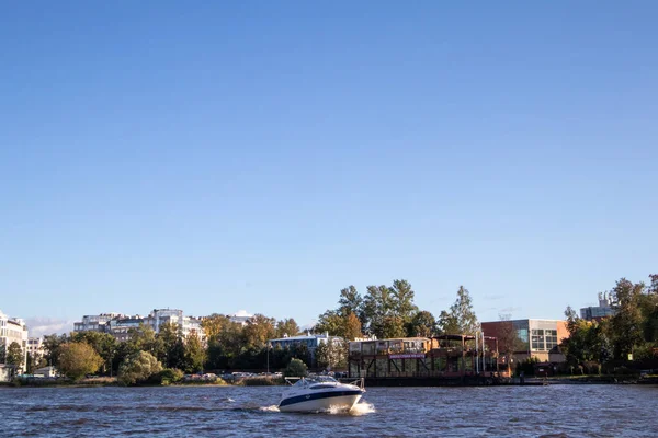 Nehrin güneşli havalarda teknesi olan fotoğrafları.