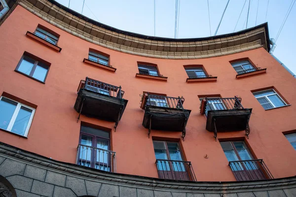 Akşamları apartmanlı şehir fotoğrafı.