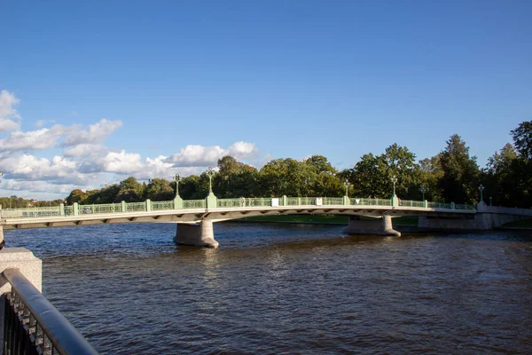 Fotoğraf nehrin üzerinde yükseliyor.
