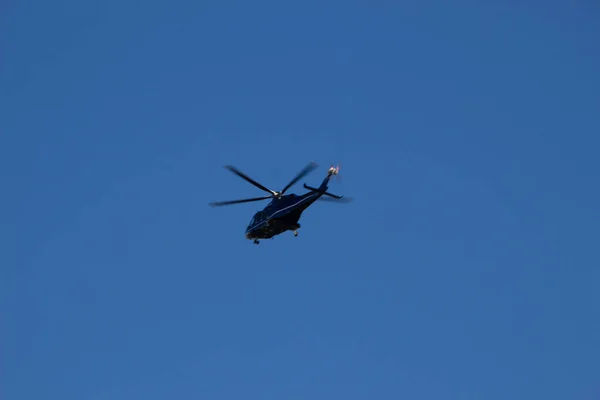 Foto Eines Fliegenden Hubschraubers Gegen Blauen Himmel — Stockfoto