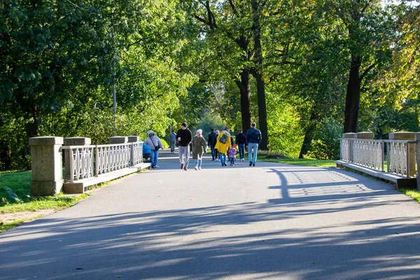 Rusya Petersburg Eylül 2020 Parkta Yürüyen Aile Fotoğrafı — Stok fotoğraf