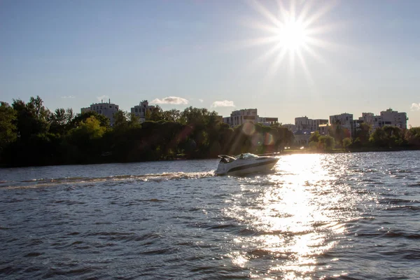 Photos City River Boat Sunny Weather — Stock Photo, Image