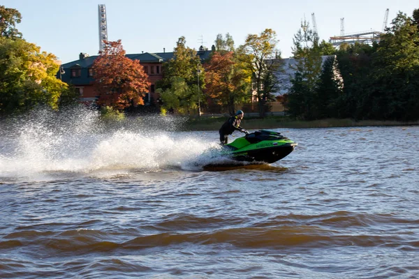 Rusya, St. Petersburg-21 Eylül 2020: Nehirde hızla yüzen bir jet ski fotoğrafı