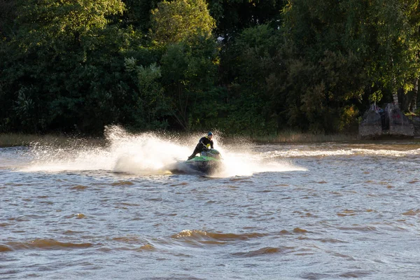 Rusya, St. Petersburg-21 Eylül 2020: Nehirde hızla yüzen bir jet ski fotoğrafı