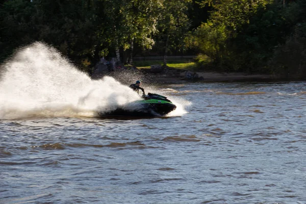 ロシア サンクトペテルブルク 2020年9月21日 川で速く泳ぐジェットスキーの写真 — ストック写真