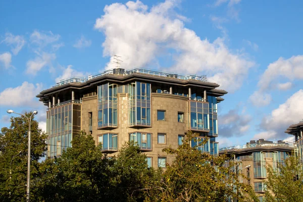 Akşamları apartmanlı şehir fotoğrafı.