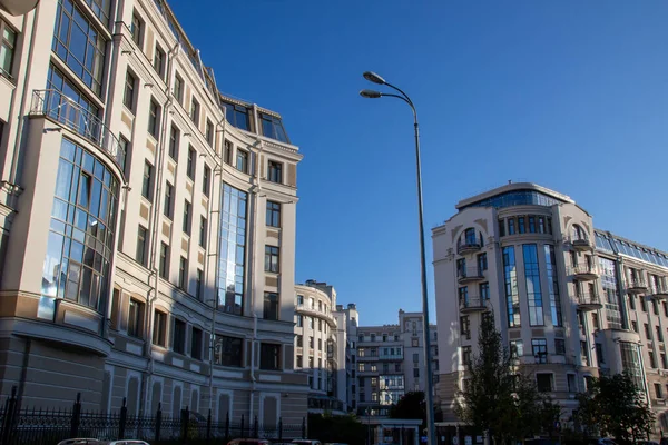 Akşamları apartmanlı şehir fotoğrafı.