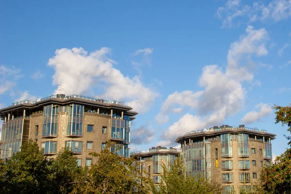 Akşamları apartmanlı şehir fotoğrafı.