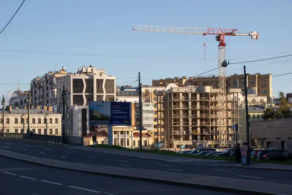 Şehir merkezinde yapım aşamasındaki bir evin akşam fotoğrafı.
