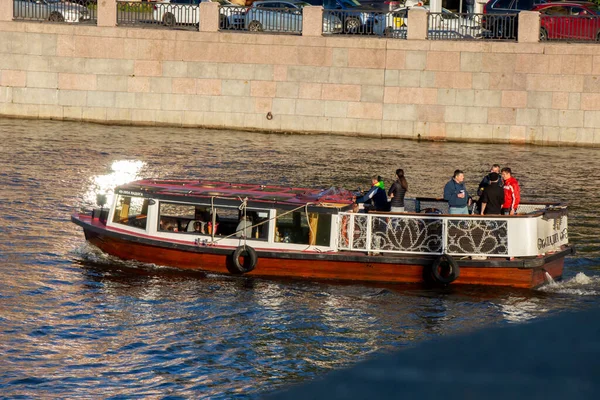 Rusya, St. Petersburg-21 Eylül 2020: Nehirde yüzen insanlarla dolu bir teknenin fotoğrafı