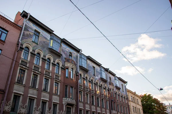 Akşamları apartmanlı şehir fotoğrafı.