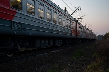 Trenin yakın mesafeden görüntüsü. Tren vagonları.