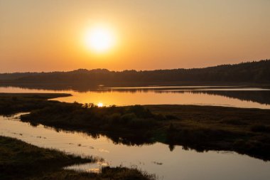 Sonbahar akşamında nehrin güzel bir resmi. Günbatımı, manzara fotoğrafı, Rusya