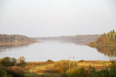 Güneşli bir yaz gününde nehrin güzel bir görüntüsü. Doğanın manzara fotoğrafçılığı. Rusya