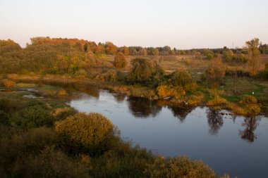 Nehir kıyısındaki terk edilmiş teknelerin atmosferik fotoğrafı. Rusya 'nın doğası