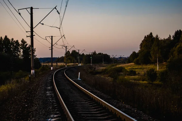 铁路的晚照 俄罗斯的性质 — 图库照片