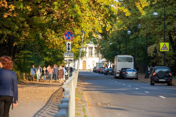 Rusia San Petersburgo Octubre 2020 Gente Camina Noche Otoño Con — Foto de Stock