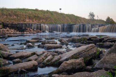 Rusya 'da Tosna Şelalesi. Uzun vadede küçük bir şelale. Güzel manzara