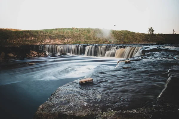 ロシアのトスナ滝 長い露出に小さな滝 美しい風景 — ストック写真